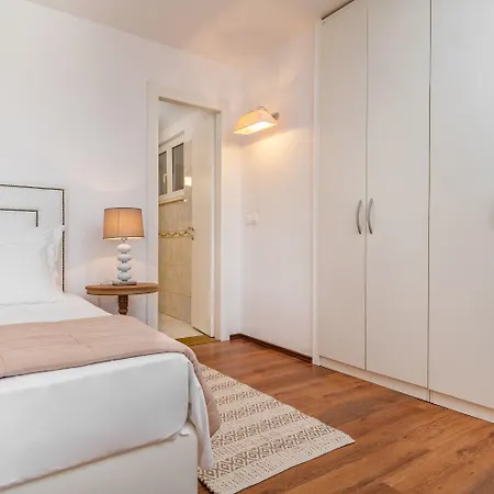 Holiday Varija - 10 M From The Beach Trogir