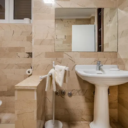 Nyaraló Holiday Varija - 10 M From The Beach Trogir
